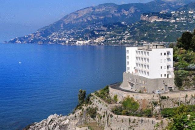 Residence Due Torri Майори Екстериор снимка